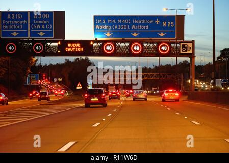 Circulation de pointe très fréquentée sur l'autoroute M25 au crépuscule du point de vue des chauffeurs, Surrey Angleterre Royaume-Uni Banque D'Images