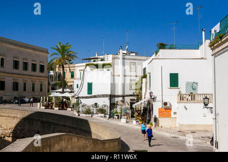 Via Alfonso d'Aragona, Otranto, Pouilles, Italie : restaurants et cafés Banque D'Images