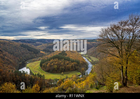 Tombeau du Géant à l'automne, colline boisée à l'intérieur des méandres de la rivière Semois à Botassart, Ardennes, Luxembourg, Wallonie, Belgique Banque D'Images