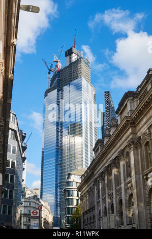 La nouvelle vingt deux tour à Bishopsgate, Londres UK, en construction, avec des bâtiments à Threadneedle Street en premier plan Banque D'Images