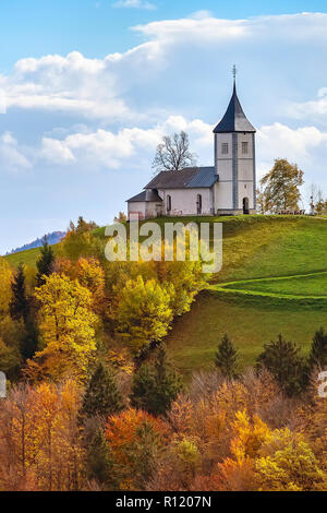 Panorama de l'automne avec les Saints Primus et Felician Église le haut de colline dans la campagne slovène Banque D'Images