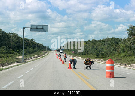 Travaux routiers sur la route 307 près de Cozumel, Quintana Roo, Mexique. Banque D'Images