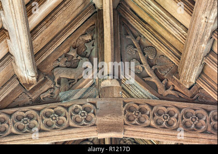 Cathédrale de Hereford, Royaume-Uni. Sculptures sur bois médiévales dans le toit de la 15c St John's à pied Banque D'Images