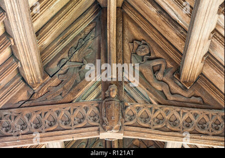 Cathédrale de Hereford, Royaume-Uni. Sculptures sur bois médiévales dans le toit de la 15c St John's à pied Banque D'Images