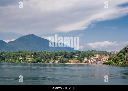 Vue paysage sur le Lac Maggiore, Lombardie, Italie, montrant des maisons sur la rive. Banque D'Images