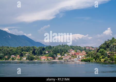 Vue paysage sur le Lac Maggiore, Lombardie, Italie, montrant des maisons sur la rive. Banque D'Images