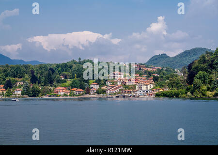 Vue paysage sur le Lac Maggiore, Lombardie, Italie, montrant des maisons sur la rive. Banque D'Images