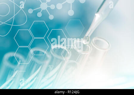 Concept de la science et de la recherche,Close up pipette dropping liquid sur test tube chimie Banque D'Images