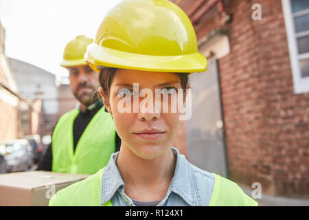 Jeune femme comme apprenti dans la formation en logistique métier avec casque de sécurité Banque D'Images