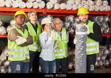 L'équipe de logistique avec jeune femme en tant que stagiaire dans l'entrepôt des plans l'expédition Banque D'Images