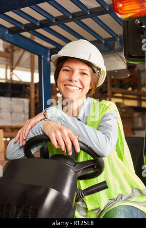 Les jeunes de la logistique. Femme sur le chariot élévateur dans la formation d'au conducteur de chariot élévateur Banque D'Images