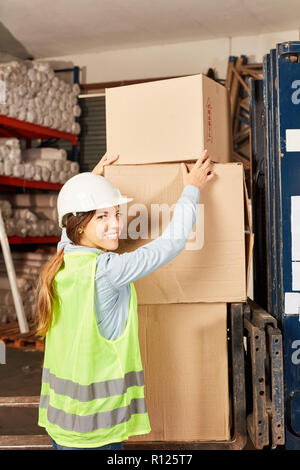 Jeune femme comme employé de l'entrepôt logistique stagiaire service de livraison de colis dans les cheminées Banque D'Images