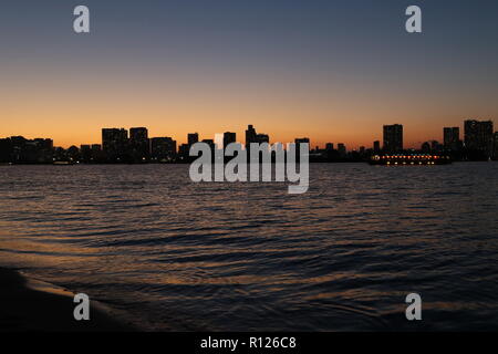 Vue depuis la plage d'Odaiba à Tokyo Bay au crépuscule, Tokyo, Japon Banque D'Images