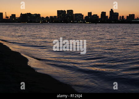 Vue depuis la plage d'Odaiba à Tokyo Bay au crépuscule, Tokyo, Japon Banque D'Images