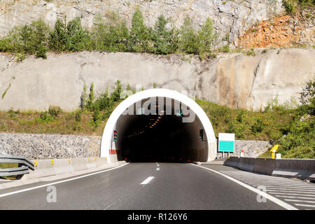 Vue panoramique sur l'entrée du tunnel et l'autoroute route menant à travers en Croatie, Europe / Transport et infrastructures de trafic / signes et de signalisation Banque D'Images