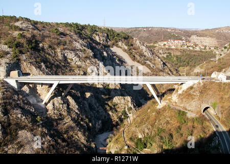 Vue panoramique sur l'autoroute et du tunnel routier du pont menant en Croatie, Europe / Transport et infrastructures de trafic / signes et de signalisation Banque D'Images