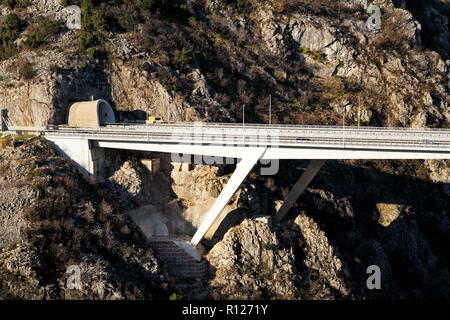 Vue panoramique sur l'autoroute et du tunnel routier du pont menant en Croatie, Europe / Transport et infrastructures de trafic / signes et de signalisation Banque D'Images