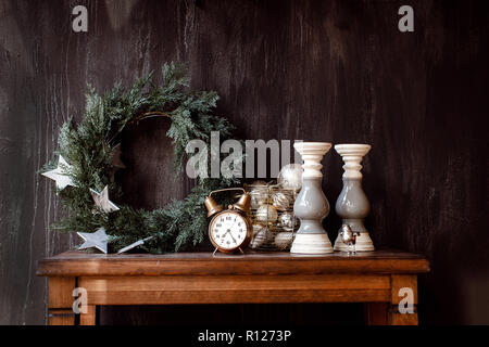 Réveil et décorations de Noël sur la table Banque D'Images