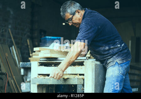 Carpenter en utilisant à bande. Le sablage d'un charpentier bois avec à bande Banque D'Images