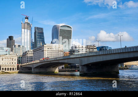 Le Pont de Londres à partir de la rive sud, regardant vers la ville de London UK Banque D'Images