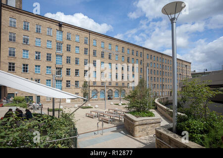 Dean Clough Mill à Halifax, West Yorkshire - Une fois la plus grande fabrique de tapis, aujourd'hui restauré et recyclées pour de nombreuses petites entreprises Banque D'Images