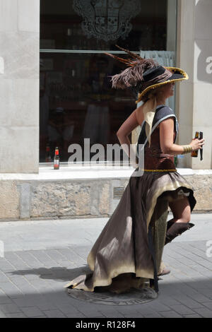 La société chrétienne sur un pirate street parade pendant les Maures et Chrétiens (Moros y Cristianos) reconstitution historique à Orihuela, Espagne Banque D'Images