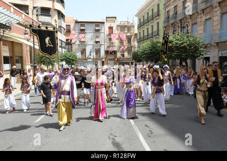 La société Almohabenos Moros sur une street parade pendant la Maures et Chrétiens (Moros y Cristianos) reconstitution historique à Orihuela, Espagne Banque D'Images