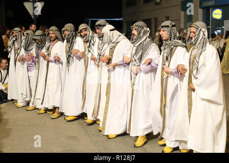 La société Almohabenos Moros sur une street parade pendant la Maures et Chrétiens (Moros y Cristianos) reconstitution historique à Orihuela, Espagne Banque D'Images