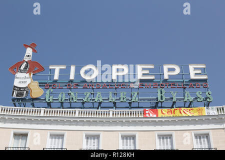 Gonzalez Byass neon light sign advertising sa Tio Pepe sherry sur la Plaza del Sol, Madrid Banque D'Images