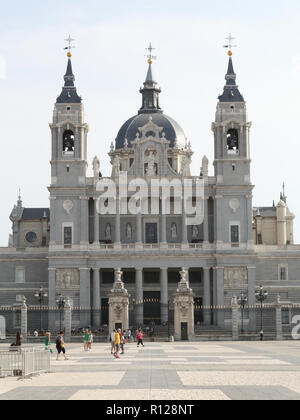 L'entrée principale sur la Plaza de la Armeria de la théorie néoclassique, néo-gothique et néo-roman catholique romain, Cathédrale de l'Almudena à Madrid, Espagne Banque D'Images