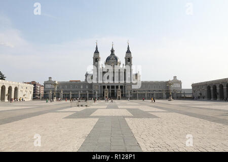 L'entrée principale sur la Plaza de la Armeria de la théorie néoclassique, néo-gothique et néo-roman catholique romain, Cathédrale de l'Almudena à Madrid, Espagne Banque D'Images