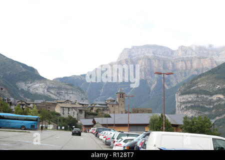 Un paysage avec de la petite ville rurale de Torla, dans l'Aragon Pyrénées en Espagne, et le Pico Mondarruego gamme sur l'arrière-plan, au coucher du soleil Banque D'Images