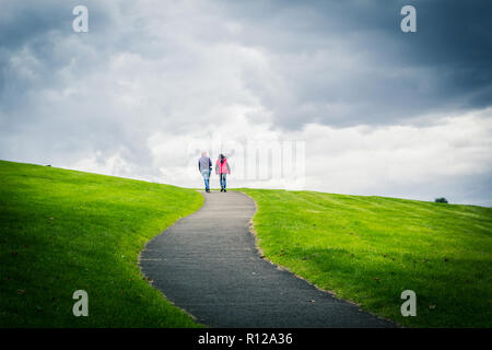 Les touristes à monter la colline dans la Parc de Linlithgow Banque D'Images