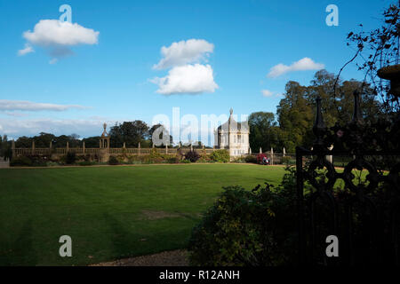 Montacute House Montacute sud du Somerset. Les jardins montrant l'une des deux maisons d'angle et le quadrilatère de murs pour l'ouest et au sud. Banque D'Images