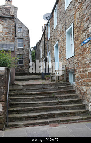 Étapes entre les maisons anciennes en grès Stromness, Orkney, Scotland Banque D'Images