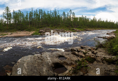 Seuil sur le Gorbylakh River dans le sud de la Iakoutie, Russie Banque D'Images
