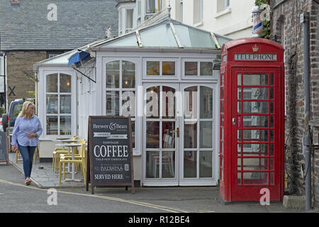 Cabine téléphonique traditionnel, Padstow, Cornwall, Angleterre, Grande-Bretagne Banque D'Images