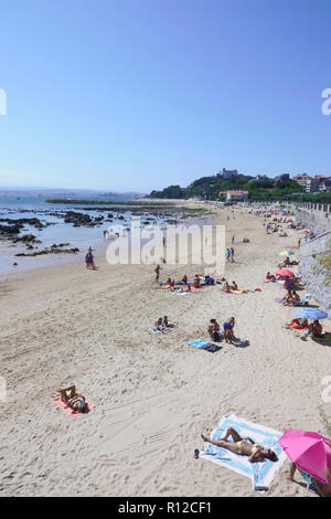 Septembre 2018, Santander, Espagne. Les sections locales se détendre et prendre le soleil à la fin de l'été soleil sur Bikini Beach près de la Magdelena Palace, Banque D'Images