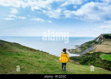 Garçon sur la falaise surplombant la mer, Bournemouth, Royaume-Uni Banque D'Images