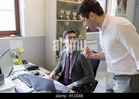 Collègues de bureau en riant Banque D'Images