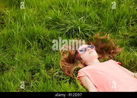 Girl lying on grass Banque D'Images
