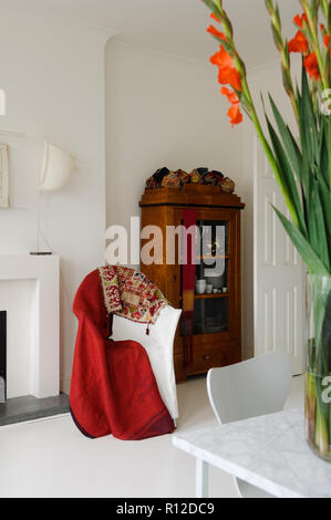 Couverture rouge sur la chaise blanche Banque D'Images