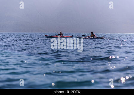 Kayak d'amis dans le lac, le détroit de Johnstone, Telegraph Cove, Canada Banque D'Images