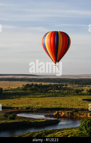 Ballon flottant au-dessus de la rivière Mara, Kenya Banque D'Images