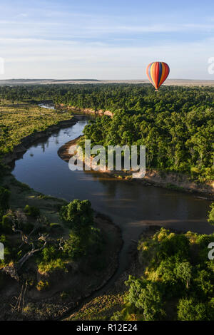 Ballon flottant au-dessus de la rivière Mara, Kenya Banque D'Images