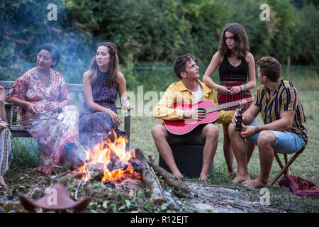 Amis de feu parti au park Banque D'Images