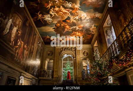 Carole Copeland s'habiller comme le joueur de flûte de jouer sa pipe pendant la Chatsworth's Il était une fois, Noël appuyez sur appel, à Chatsworth House de Bakewell, Derbyshire. Banque D'Images