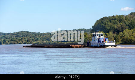 Tugboat pushing barges de charbon chargés, en amont de la rivière Ohio. Banque D'Images