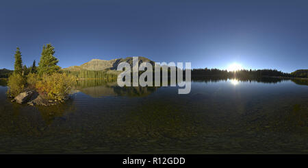 Vue panoramique à 360° de Panorama sphérique VR 360 d'un lac alpin crystal clear à Telluride Colorado USA au coucher du soleil sur une journée claire
