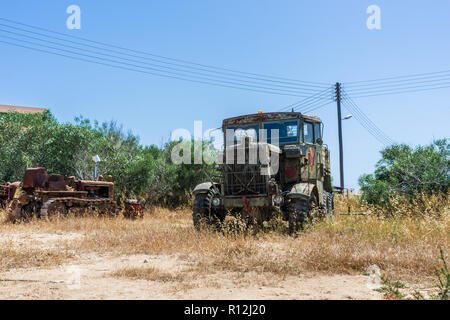 Vieux camion et tracteur rouillé sur fond de ciel bleu Banque D'Images